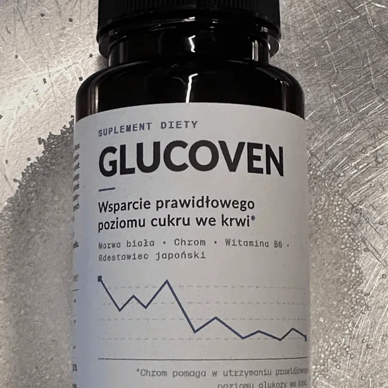 Opakowanie Glucoven leżące obok rozsypanego cukru — suplement wspierający prawidłowy poziom glukozy